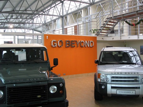 GO BEYOND - litery wykonane ze stali nierdzewnej, polerowane - Land Rover Nowy Targ